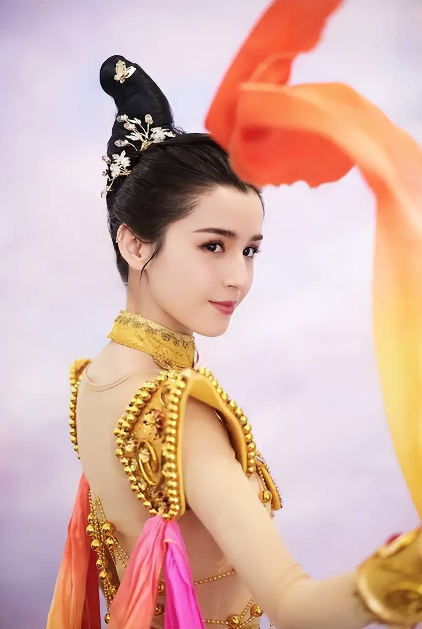 原创哈妮克孜被曝和男友约会对方街边抠脚不顾形象喝平价奶茶寒酸