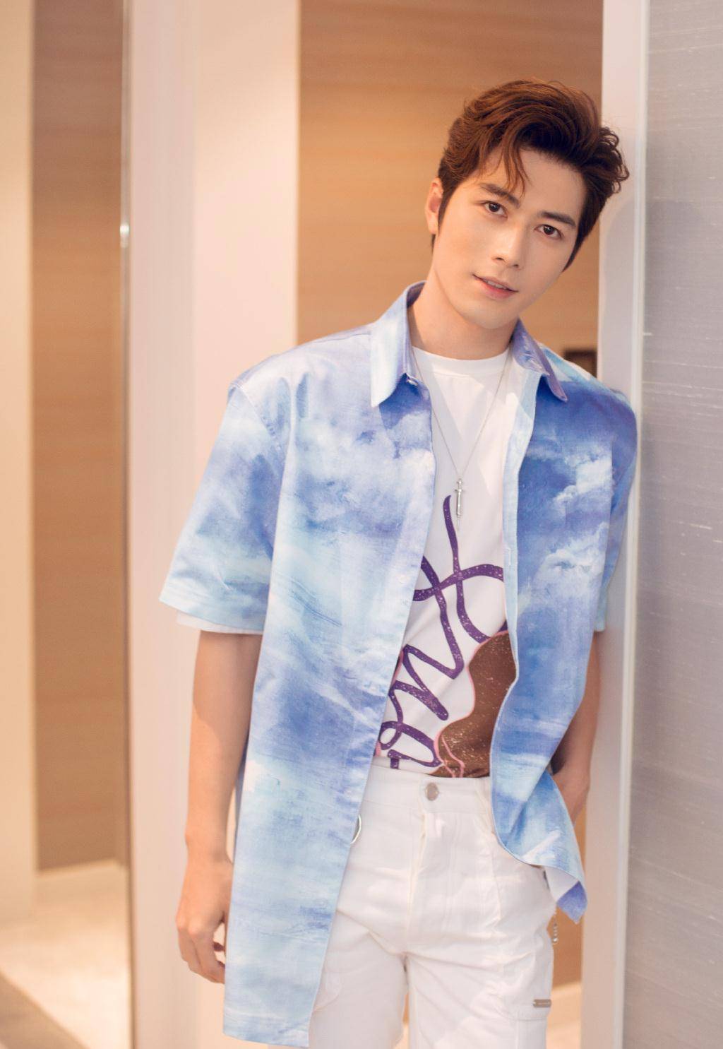 原创陈学冬帅气登杂志条纹衫造型清爽印花装造型get度假时尚