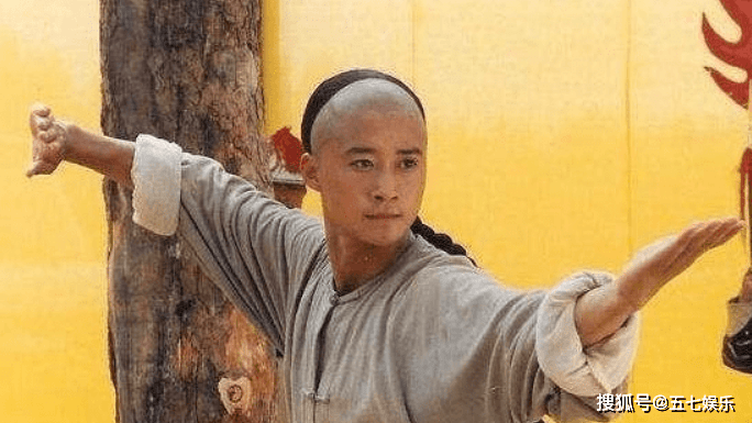 1954年,于海拜七星螳螂拳大师林景山先生为师,学习正宗的螳螂拳 ,代表