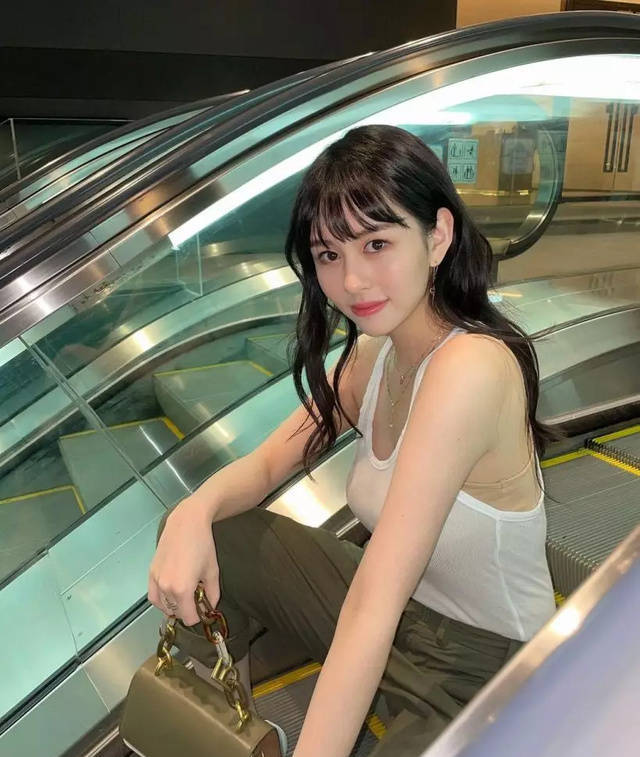 邱淑贞女儿沈月晒美照 穿抹胸装秀美腿青春有活力