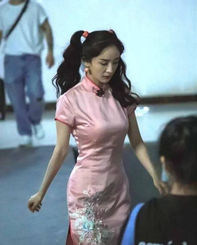原创杨幂穿旗袍展现迷人身材终于知道为什么被称大幂幂了