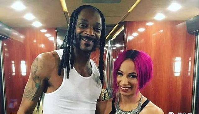 狗爷支持莎夏·班克斯罢工"wwe目前没有任何压力,他们认为内奥米是被