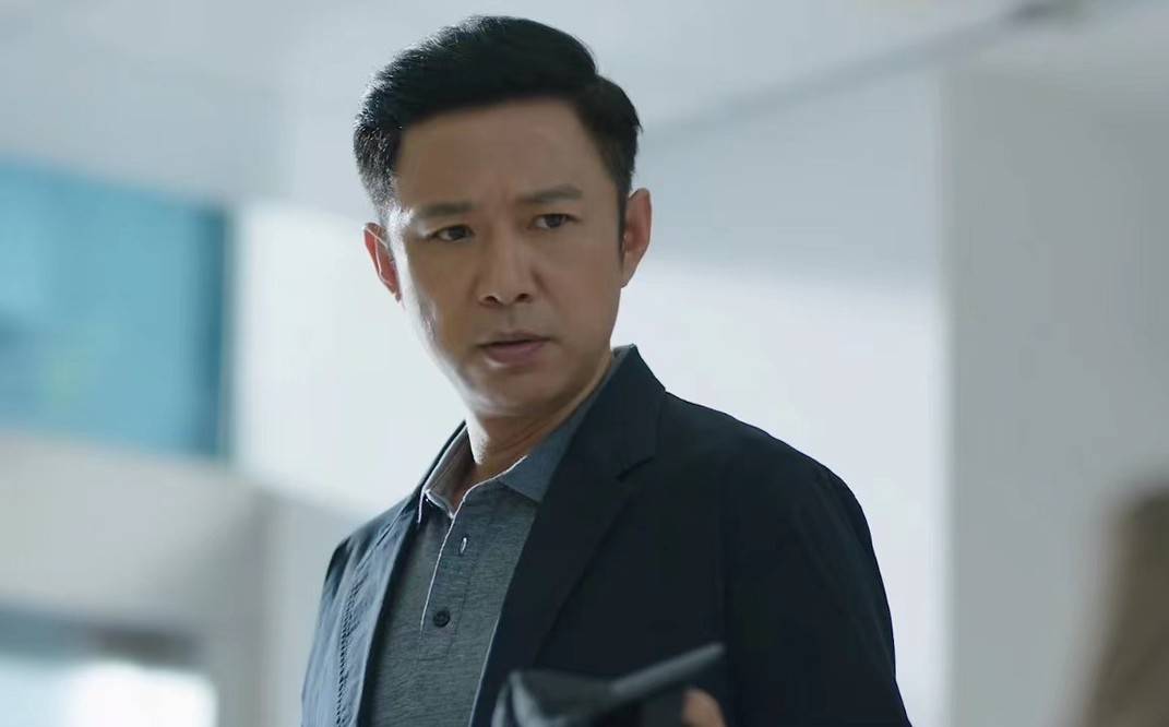 原创尔豪高鑫让瘫痪妻子下地走路一度息影45岁终成大男主