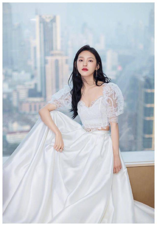 23岁章若楠穿薄纱礼服裙,凹凸感明显女人味足,幸好初恋颜还在_魅力_形
