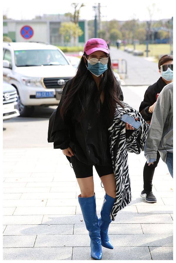 原创袁娅维真敢穿宽松外套直接搭配自行车裤一双腿细的塞不满长靴