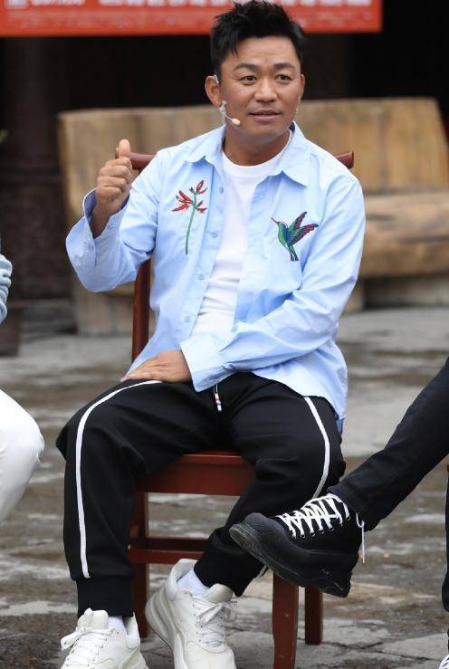 王宝强久违露面,理寸头成硬汉型男,他的女模现任真赚到了_形象_衬衫