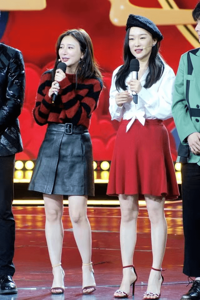 昔日闺蜜同框,熊乃瑾模样大变不敢认,霍思燕穿短裙暴露妈妈身材_条纹