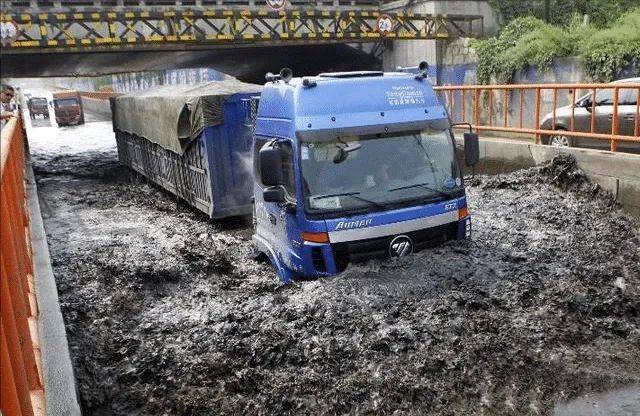 在外跑车要注意安全,路面上的积水增多,卡车涉水行驶的情况时有发生