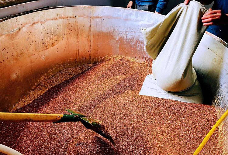 浓香型白酒根据酿酒原料的不同,分为了五粮(高粱,玉米,小麦,糯米,大米