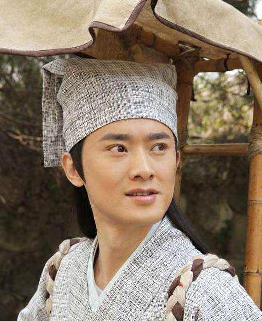 他当年可是人气演员,在经典作品《少年包青天》中饰演公孙策,再加上