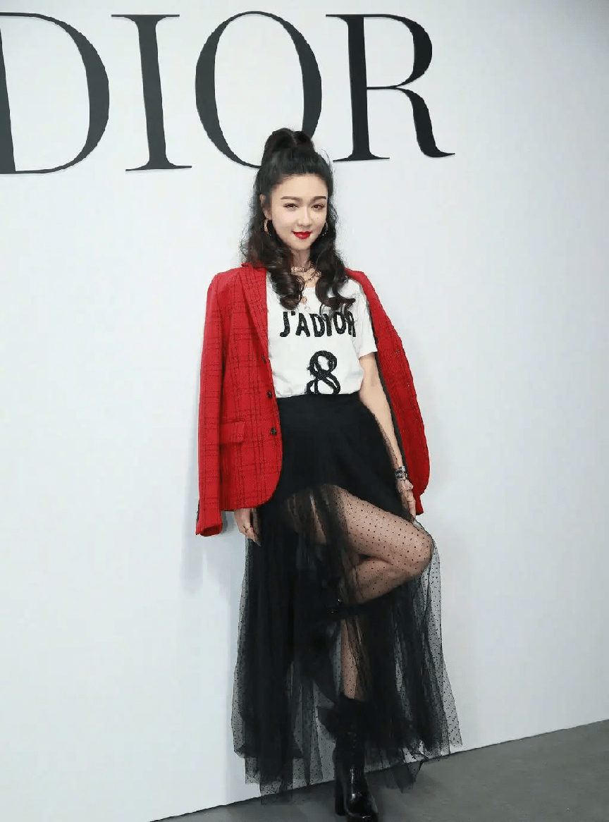 薛凯琪为了美也是拼了全身就穿一层纱出门巴掌般的身材更惹眼