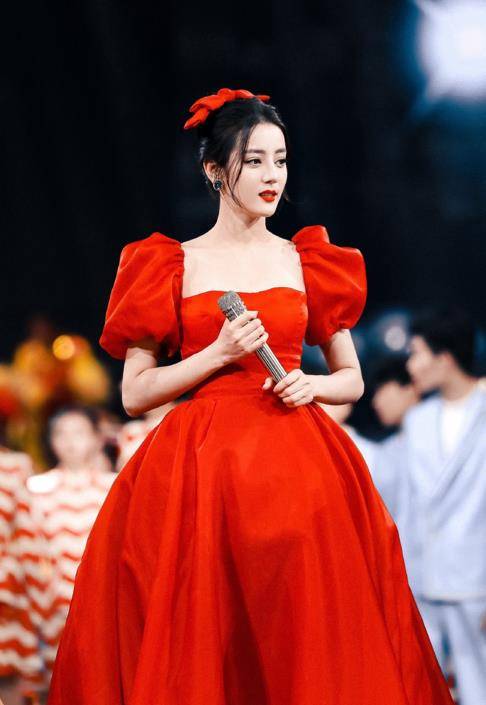 原创众女星舞台造型曝光佟丽娅秀锁骨蚂蚁腰吸睛欧阳娜娜最保守