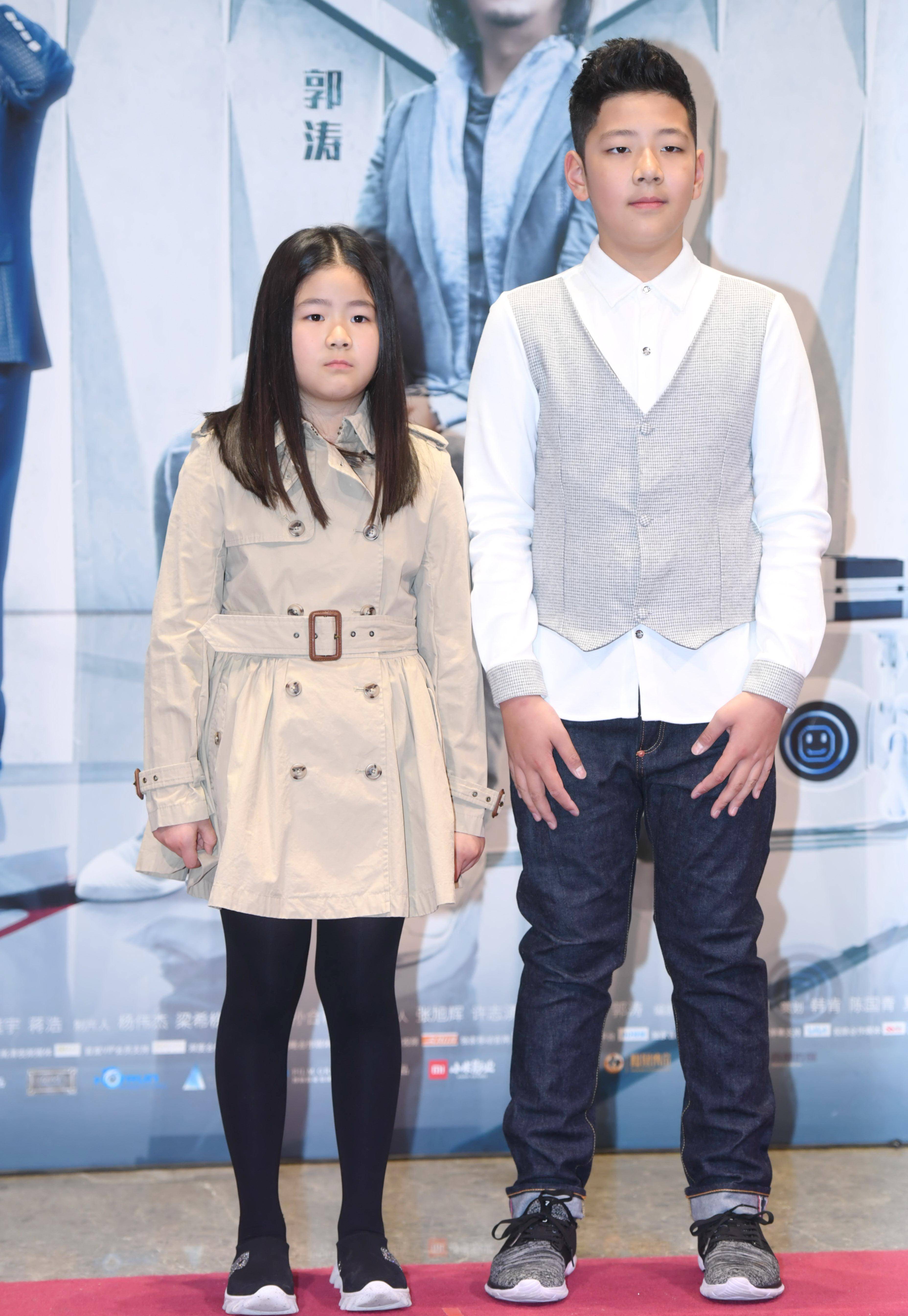 郭涛和女儿跳舞,女儿大圆脸小细眼,父女凹造型身材五官一模一样_石头