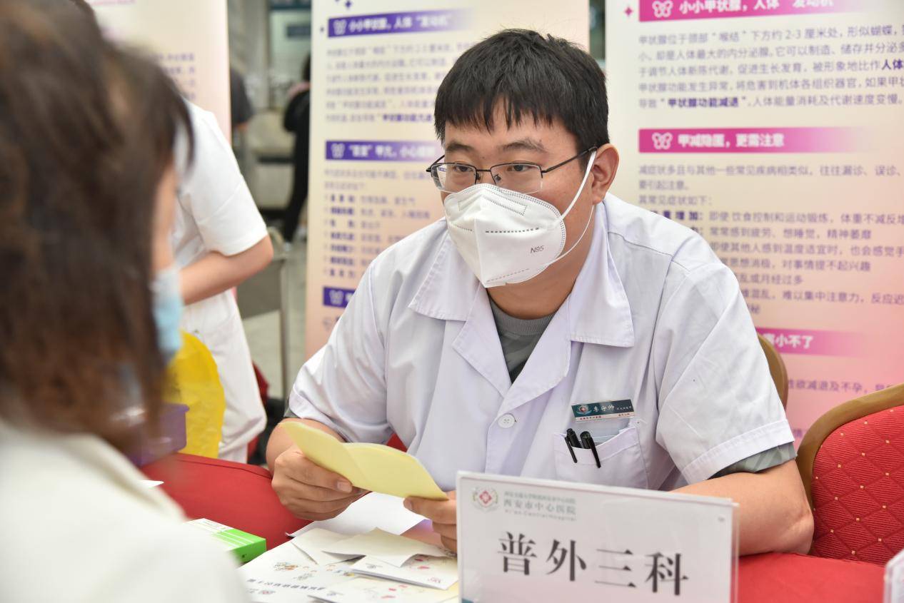 内分泌科田竹芳主任,吴烨护士长,核医学科彭旭兰主任,甲乳外科李守帅