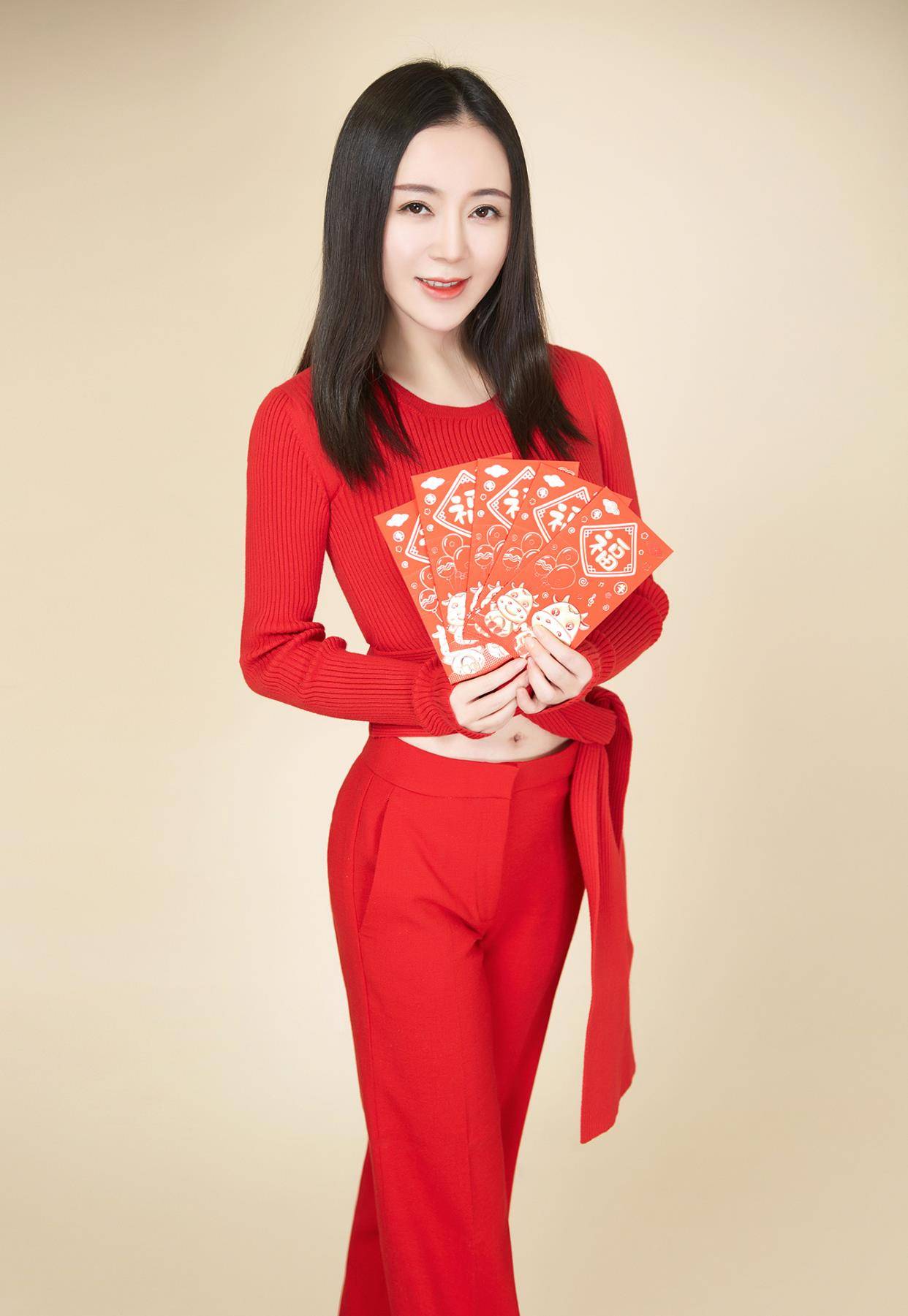 年味十足,魏新雨红色时装曝光,卡点为粉丝拜2022年手中红包超抢镜_首