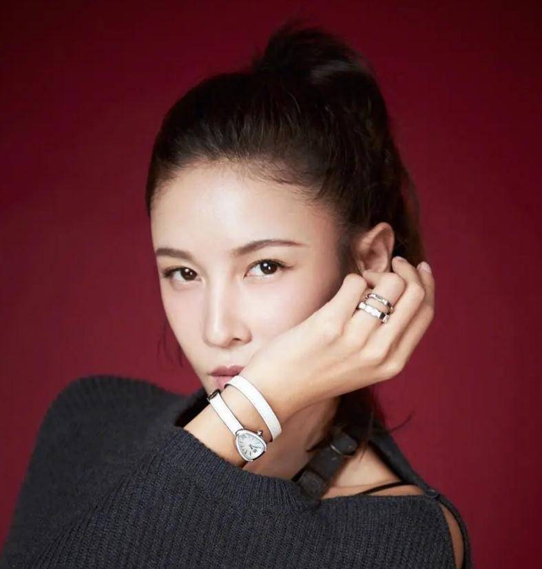 运动员出身的张蓝心,出道就出演成龙作品,成功转型为功夫女郎