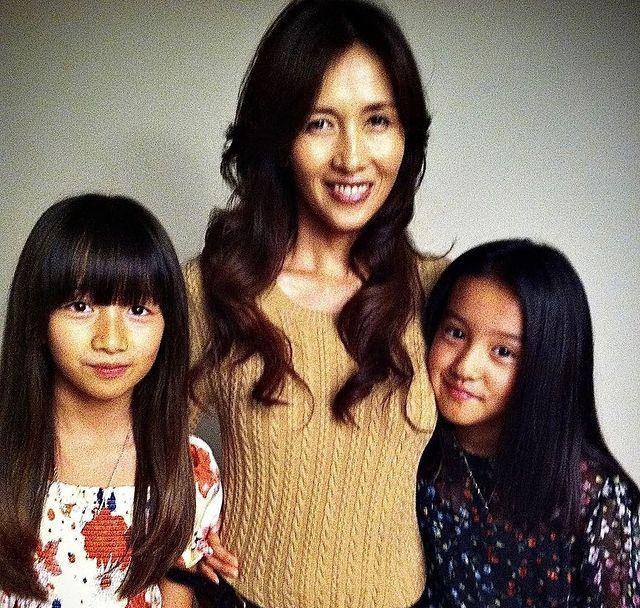 木村拓哉送上红玫瑰,庆祝爱妻工藤静香51岁,结婚20年公开合照仅一张