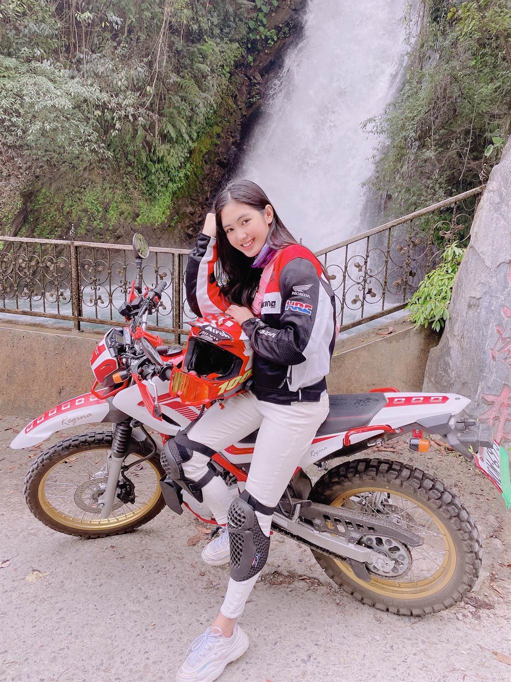 22岁甜美鬼后《化劫》满身伤 盼变身为帅气女打仔狂骑重机_雷嘉_电影