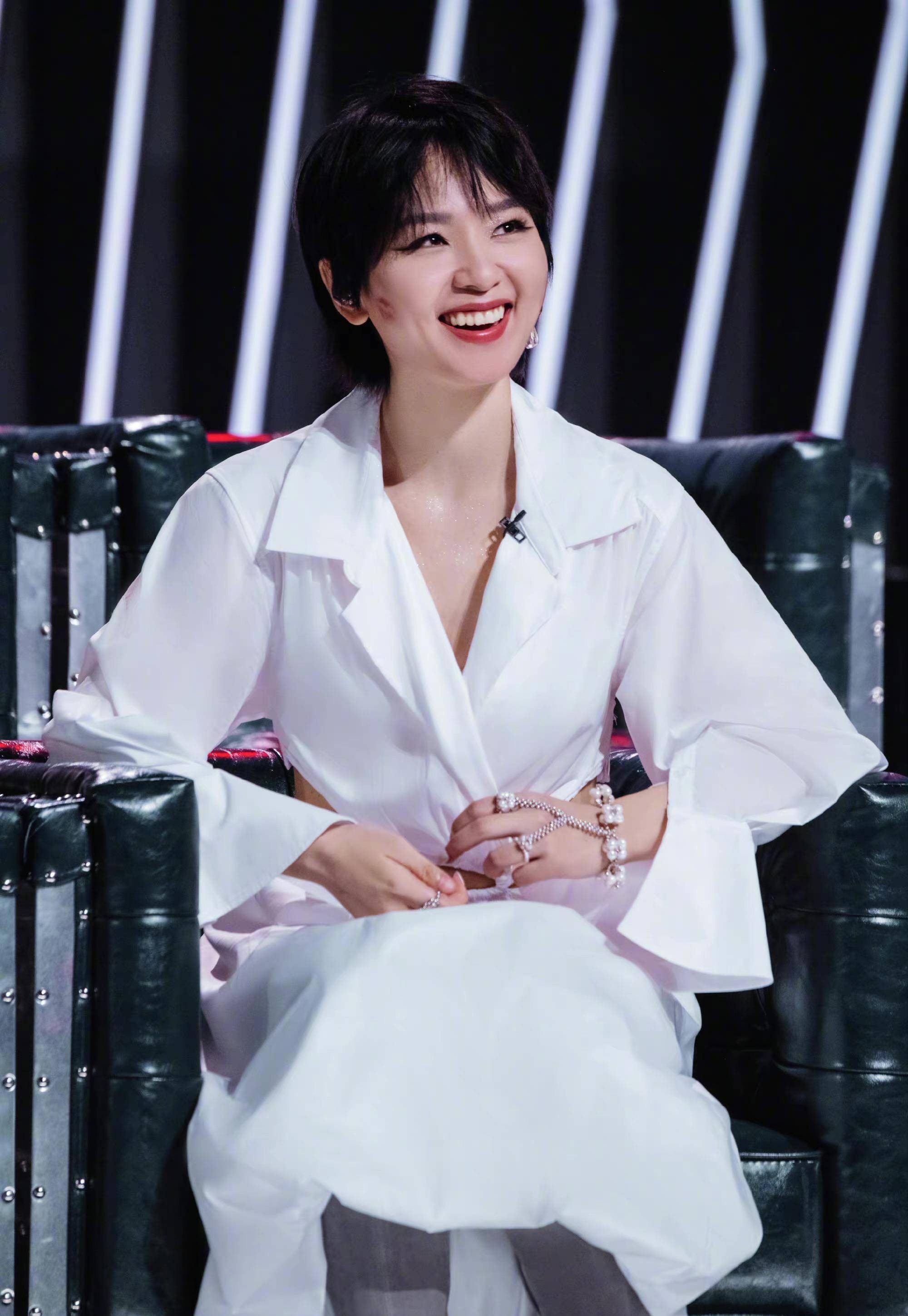 参加这档综艺节目之后,周笔畅的气质发生了极大的改变,如果以前在观众