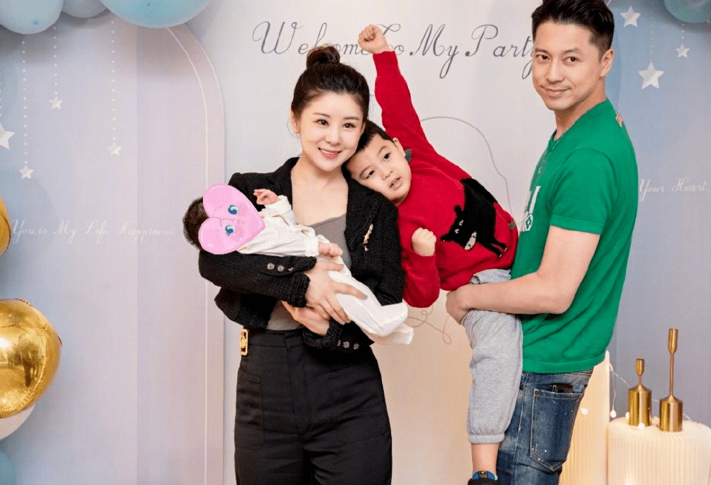 李小萌在街头摆拍秀细腰,穿紧身衣迷彩裤,36岁依旧少女感满满!