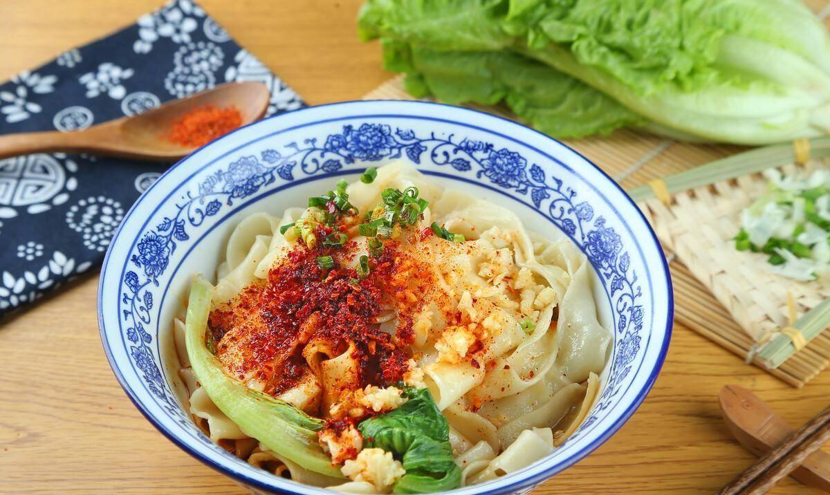 陕西菜中经典的面食小吃之一就是油泼面,起始于明代,在辣椒传入中国后
