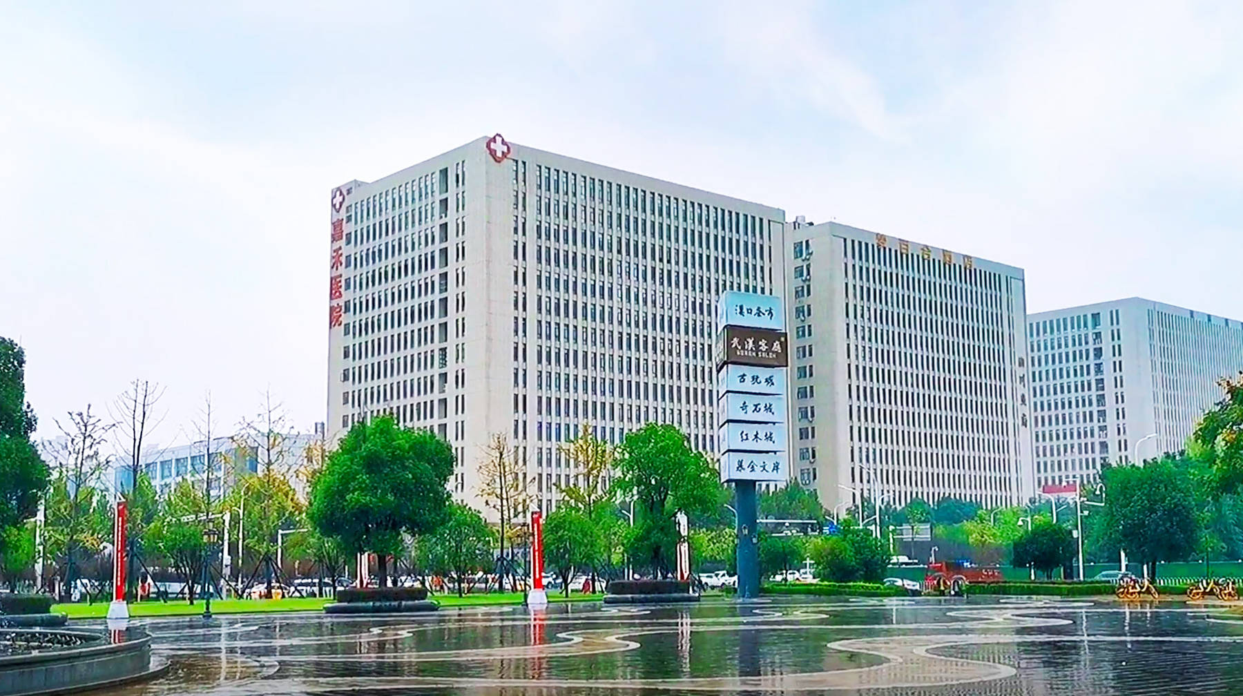 这个建在武汉城郊工业区里的商圈，汇聚3条地铁，人气有点冷清