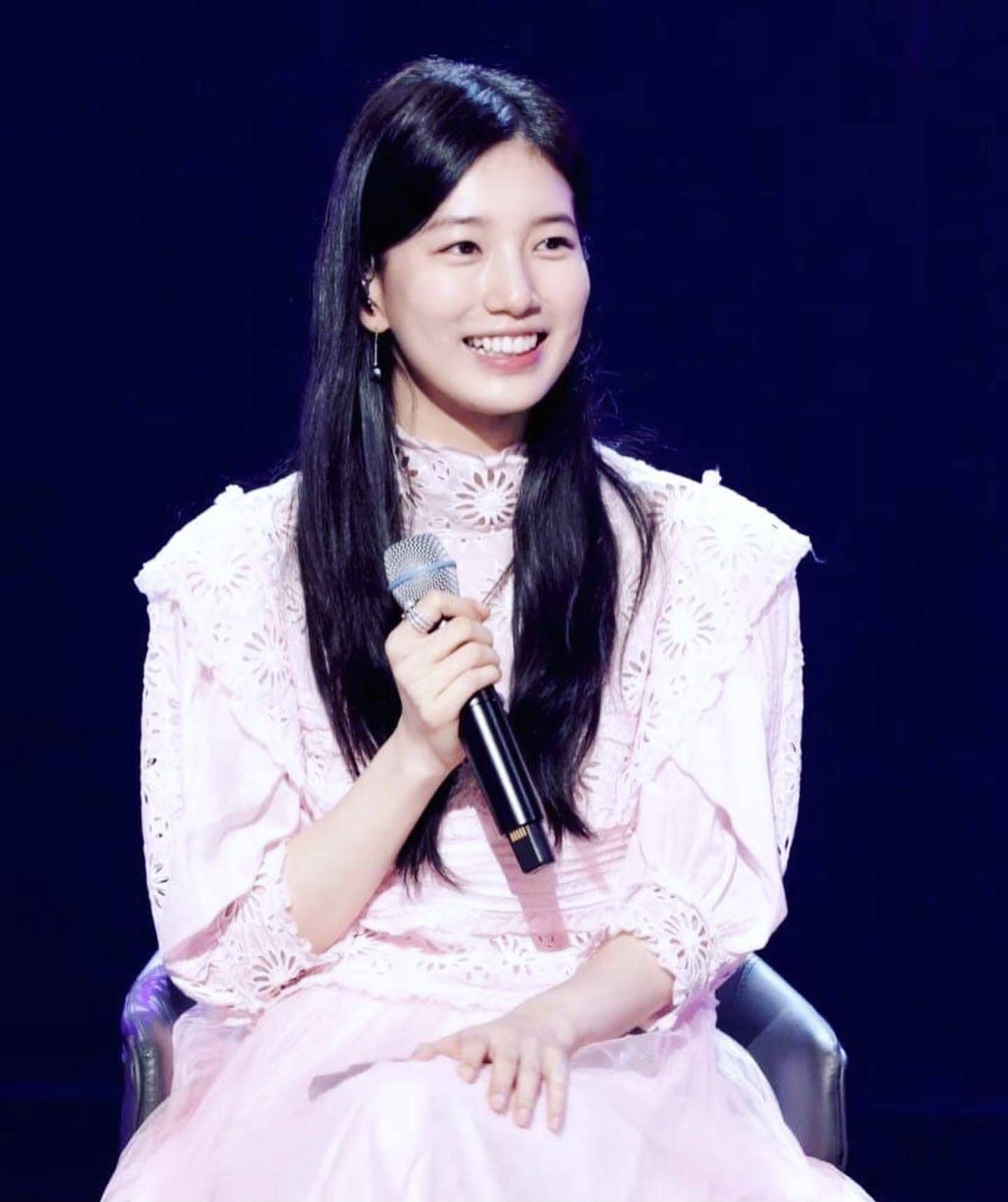 尤其是男粉丝真的很多,就连回国的同队队员孟佳,王霏霏都说秀智当年的