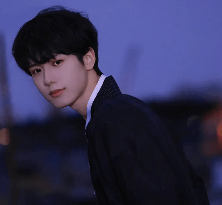 小哥哥穿汉服做核酸眉清目秀太养眼连路人都挪不开眼