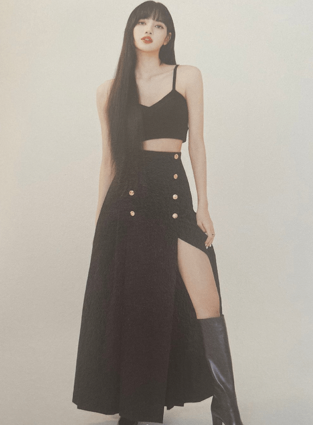 lisa写真秀腿有心机!开叉裙搭长靴长腿抢镜,长发比短发美