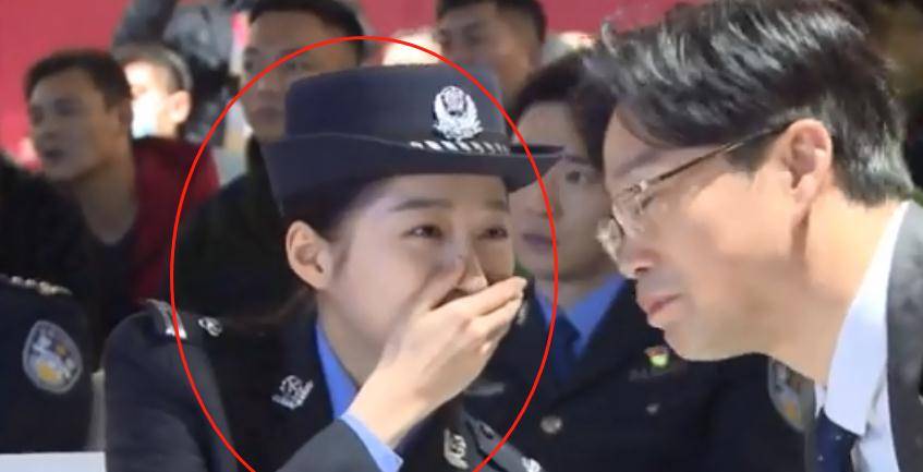 关晓彤新剧警服造型没有精修的颜值真实看着像高中生