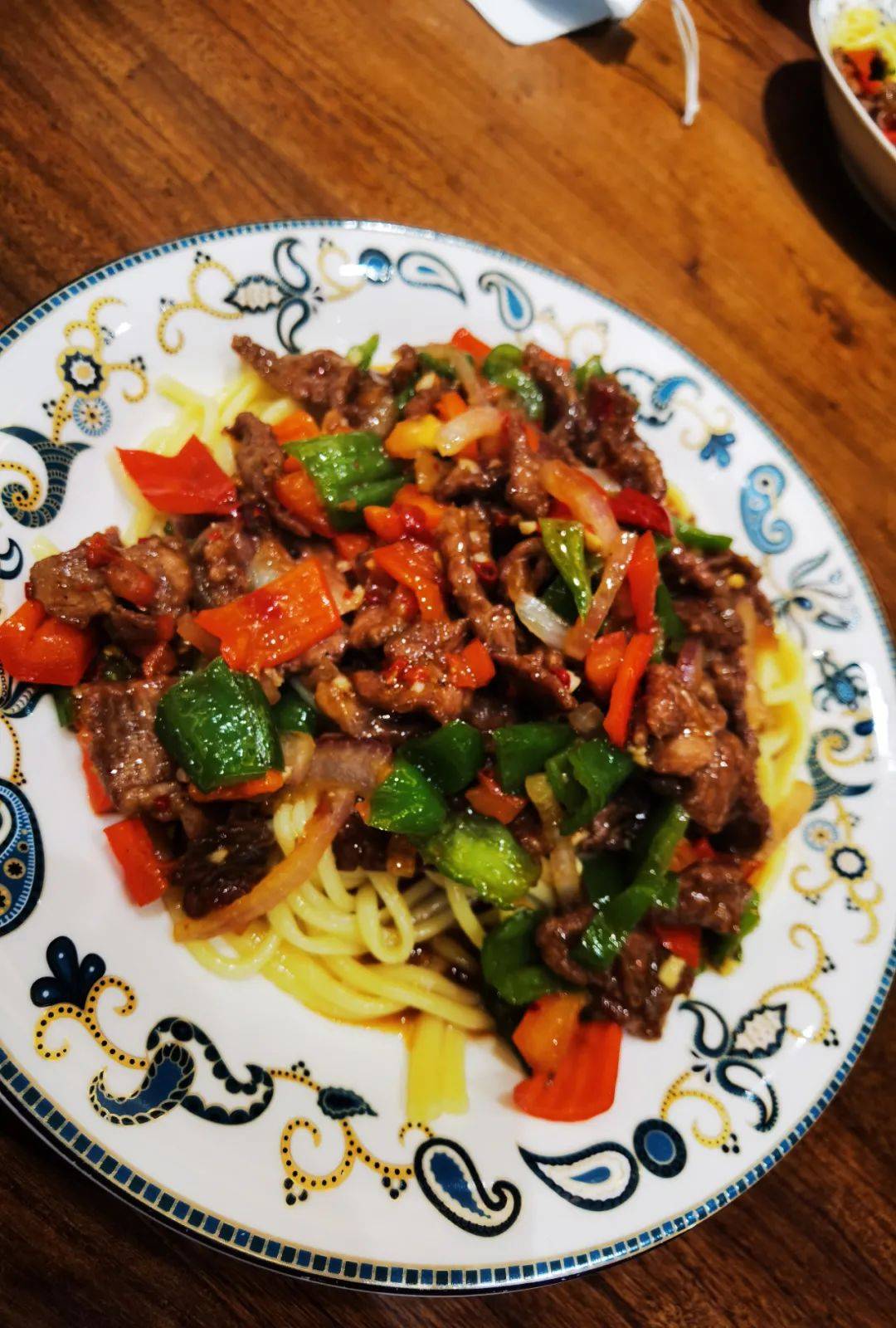 新疆美食伊犁的过油肉拌面