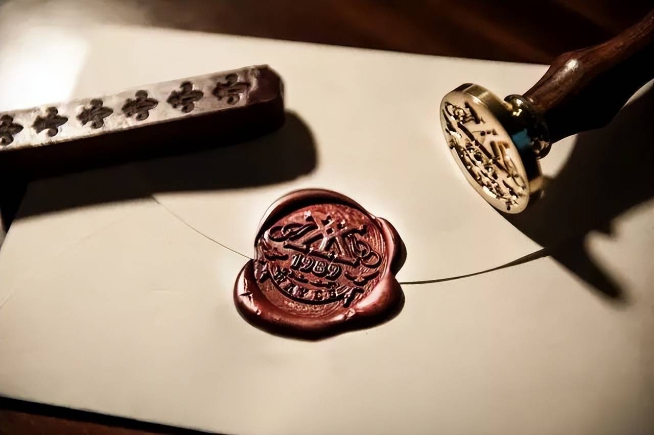 规定信封要有红色条封,用毛笔规矩书写,盖上钤记,贵重的用火漆封口