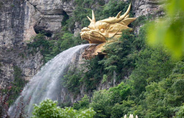 原创             贵州有个金色的“龙头”，据说价值已超百万，却被游客吐槽奇葩
