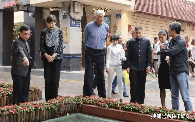 满头白发略显苍老,仅比姚明矮18厘米_姚志源_父母_身高