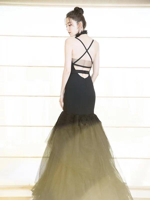 江疏影身材真是好一袭紧身人鱼裙秀身材微微扭头的背影太美了