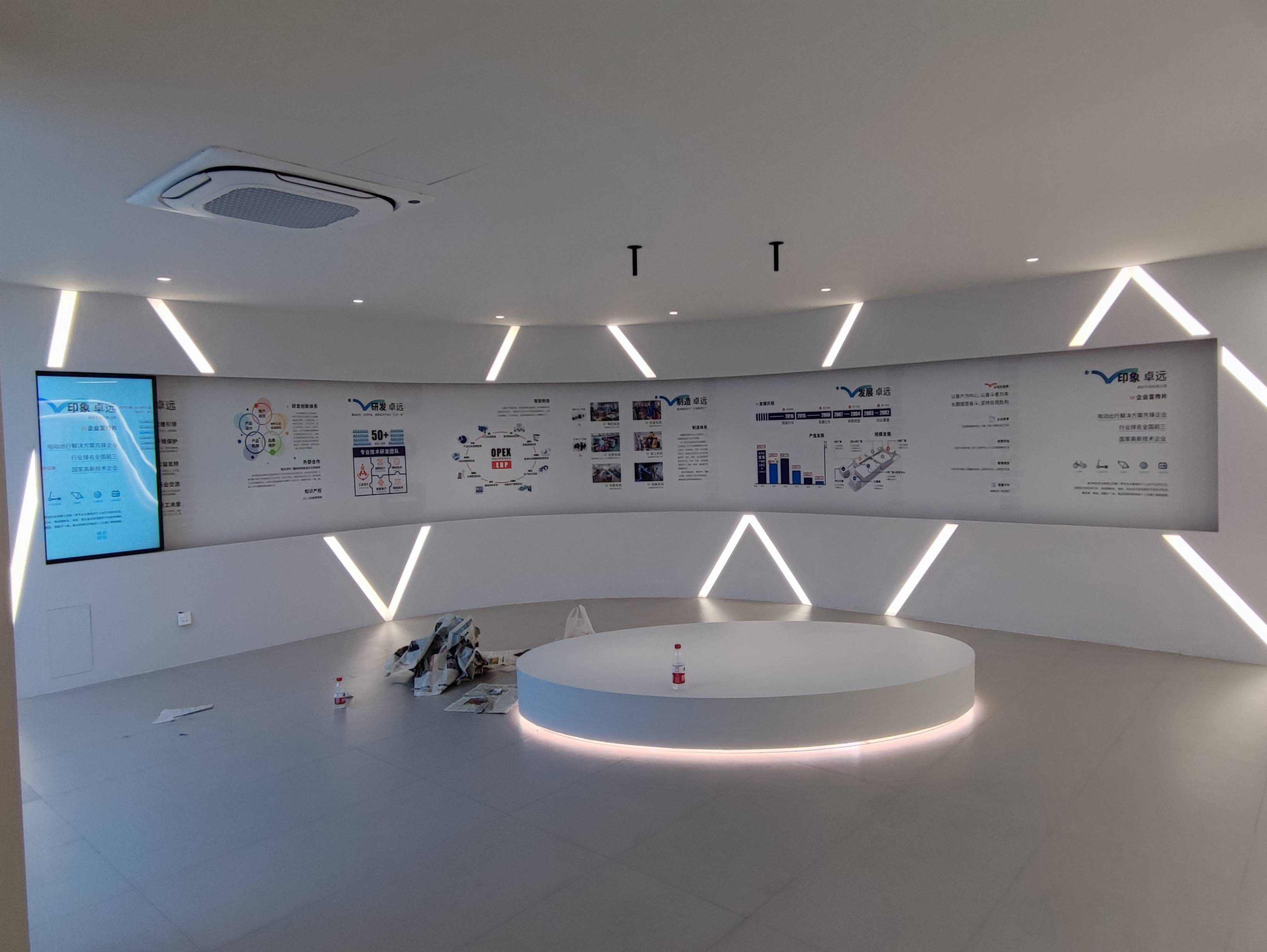 互动滑轨屏方案-电动滑轨透明屏