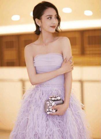 原创             佟丽娅美似仙女，霍思燕丑成路人，网友：选对衣服真的很重要