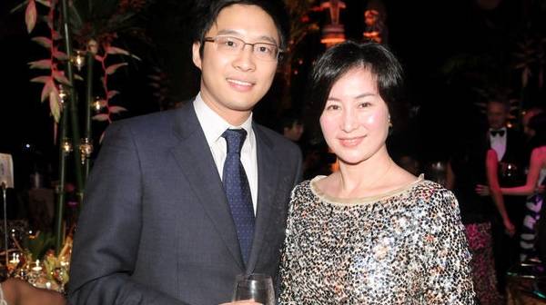 她是赌王最器重的女儿,气质超群身价超过父亲,如今57