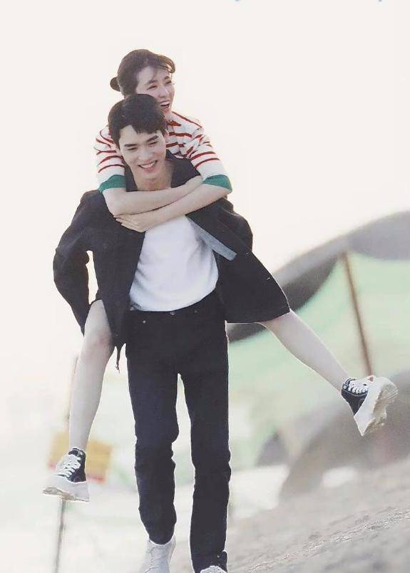 原创沉睡花园路透照曝光龚俊一身黑西装亮相与女主配一脸