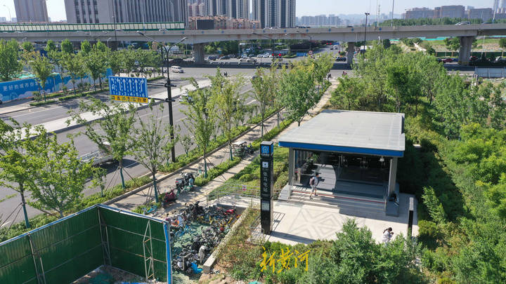 在济南奥体中路与工业北路交叉口西北角,地铁3号线张马屯站a出入口