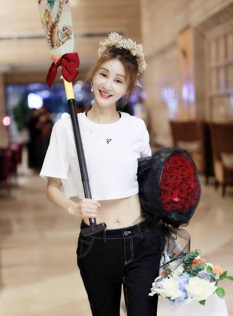 张歆艺41岁生日收获鲜花和爱