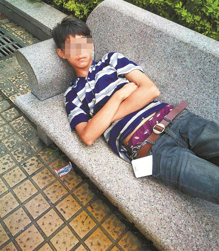 男子沉迷游戏离家12年姐姐找到抱头痛哭父母离世挂念死不瞑目