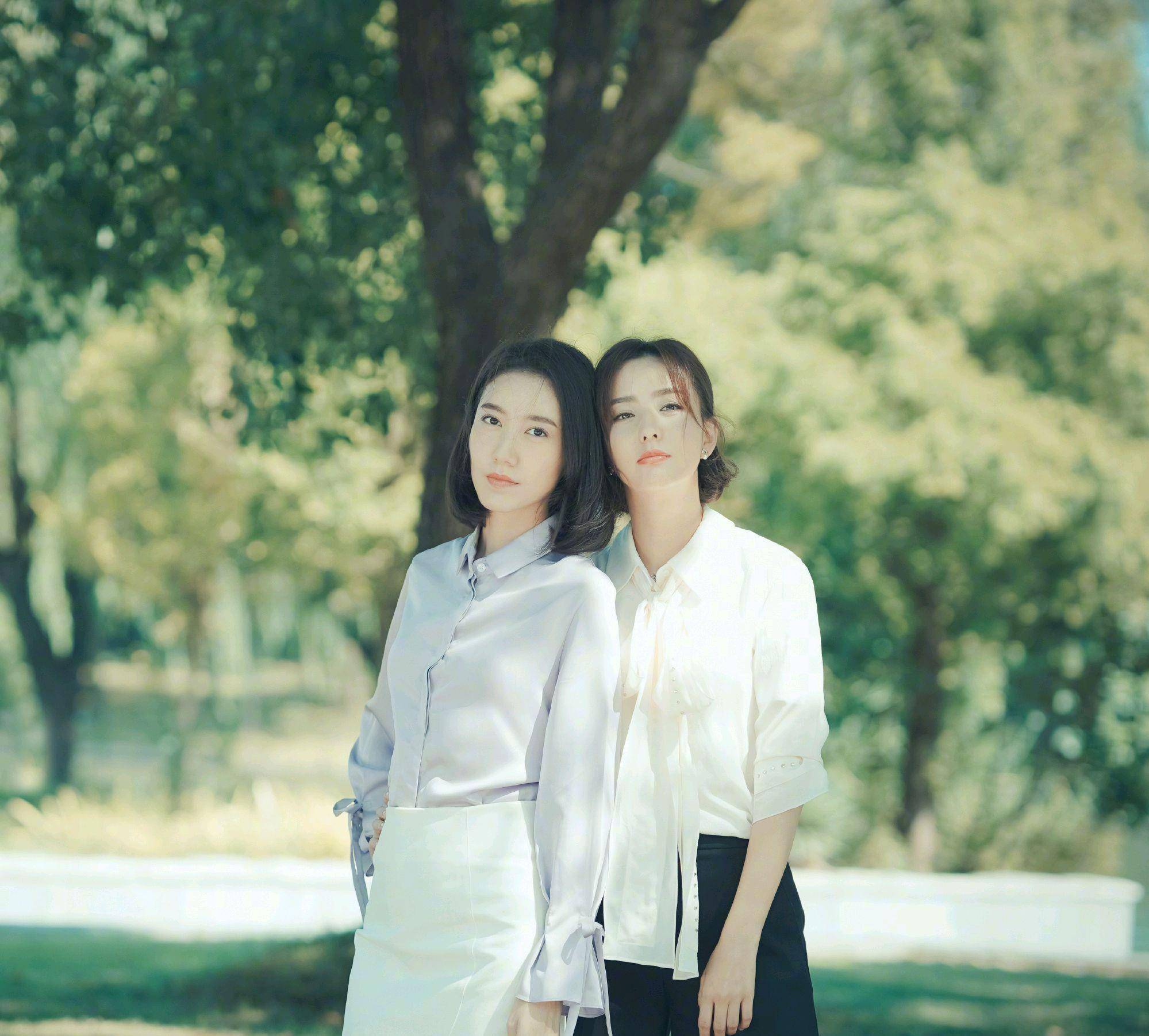 高露和佟丽娅难得同框,两人都穿了衬衫,穿搭造型一个比一个高级_设计