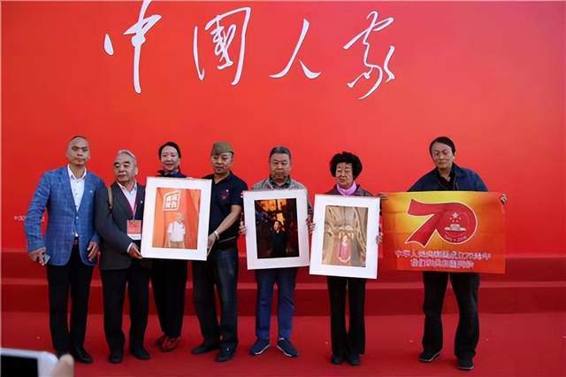 红色收藏家军品大王李长东参加中国人家摄影展