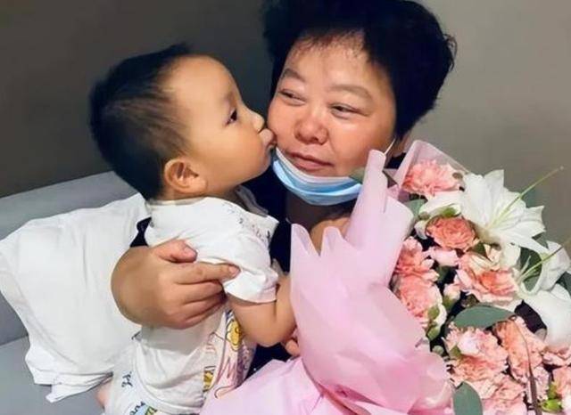 原创熊磊开始晒幸福熊母称幸福是有老娘帮洗碗熊磊外婆被赞真年轻