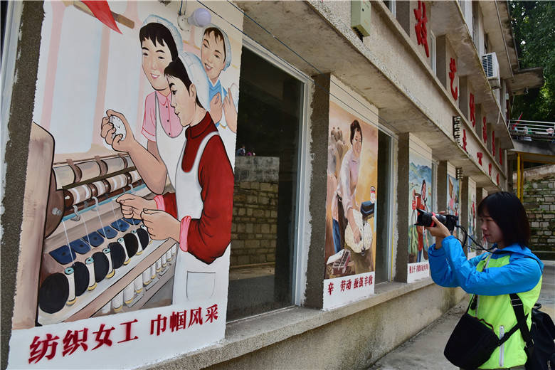 佛山南海丝厂老宣传画廊成为网红点市民直言是教材插图学习对象