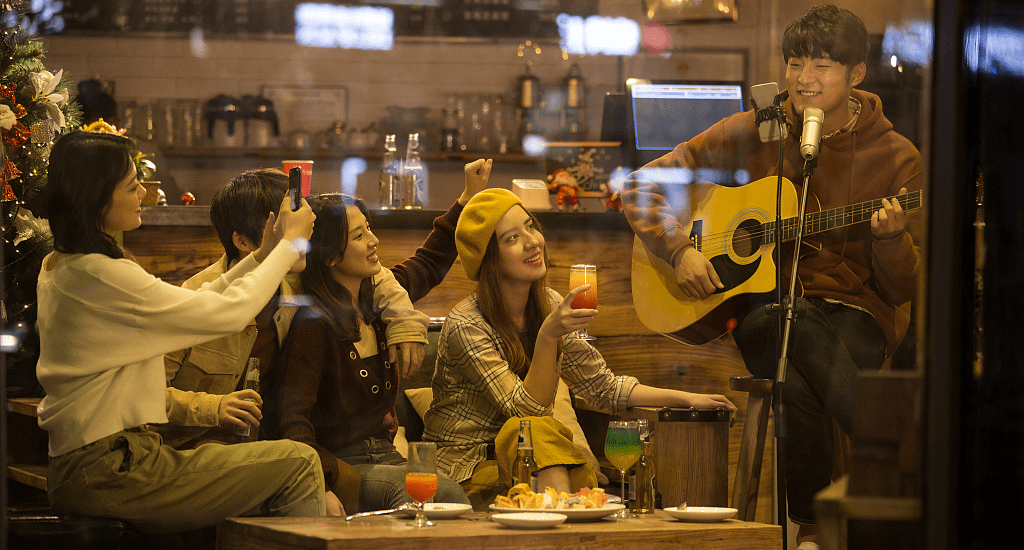 原创我们应该如何摆脱社恐社交场合真会有人不断地评判你吗