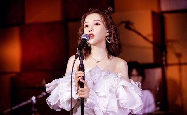 冯提莫红得发紫,除了人美歌甜接地气之外,网友指出