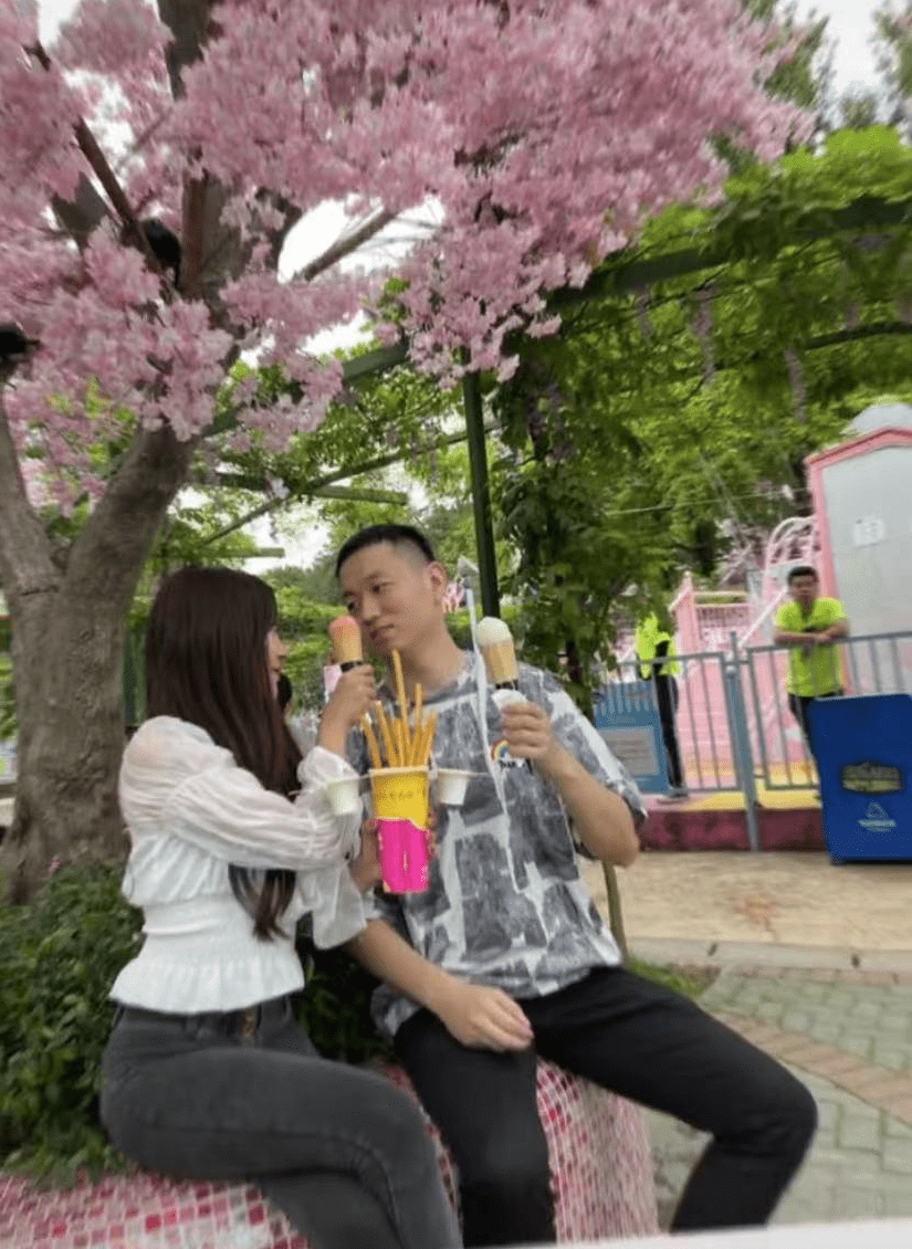 原创网红药水哥官宣恋情女友肤白貌美长腿瞩目两人当众搂抱太甜蜜