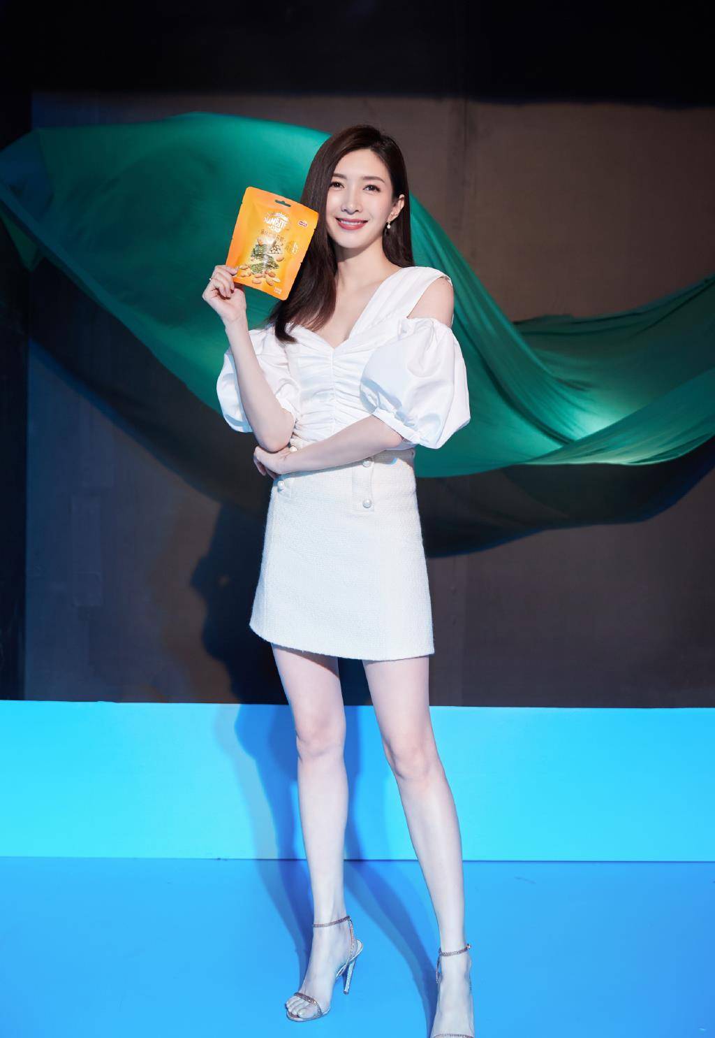 江疏影一提到江疏影,大家想到的标签是:胡歌的前女友,这样就会容易被